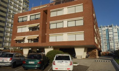 Departamento en venta de 2 dormitorios en Punta del Este, primera linea de mar (contrafrente)