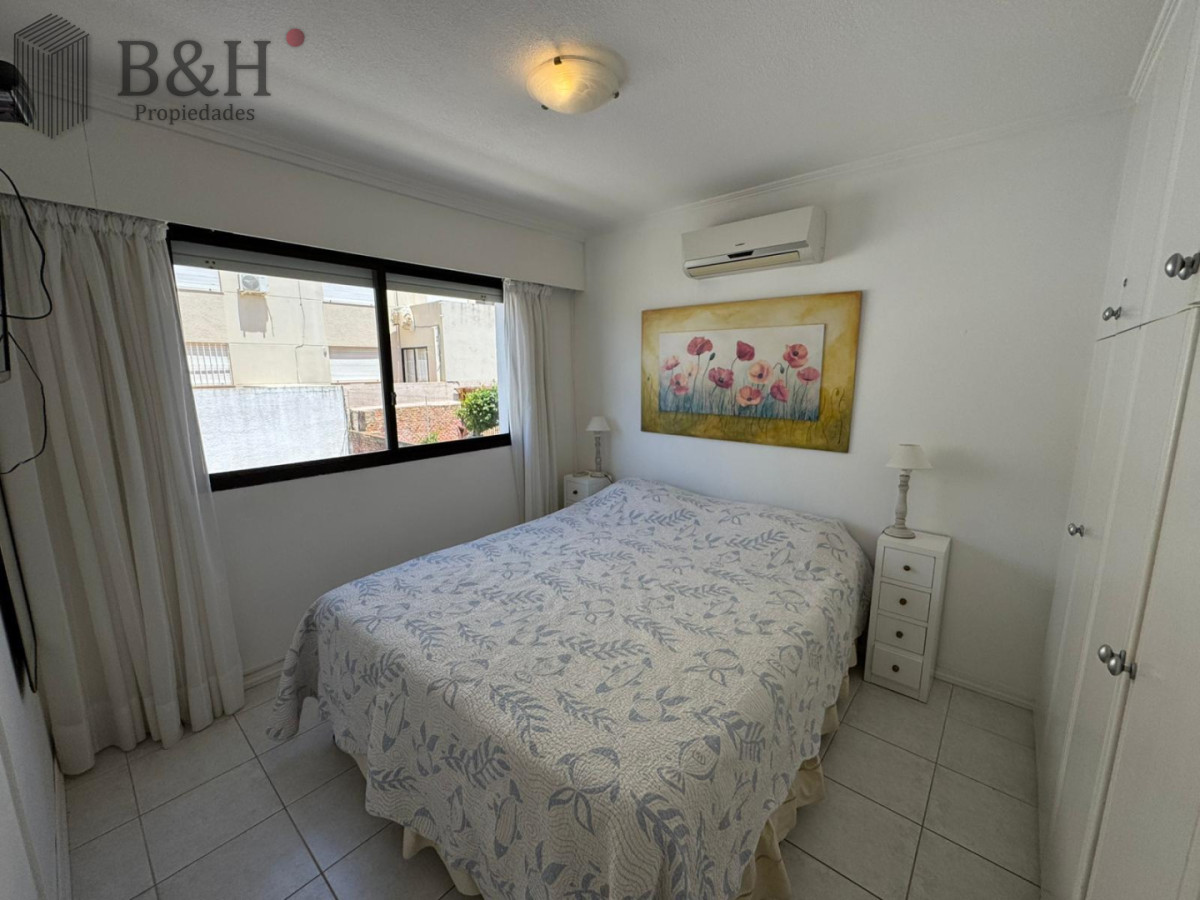 Apartamento ID.7490 - Excelente departamento en venta en La Pensinula de Punta del Este, a 50mts del mar.