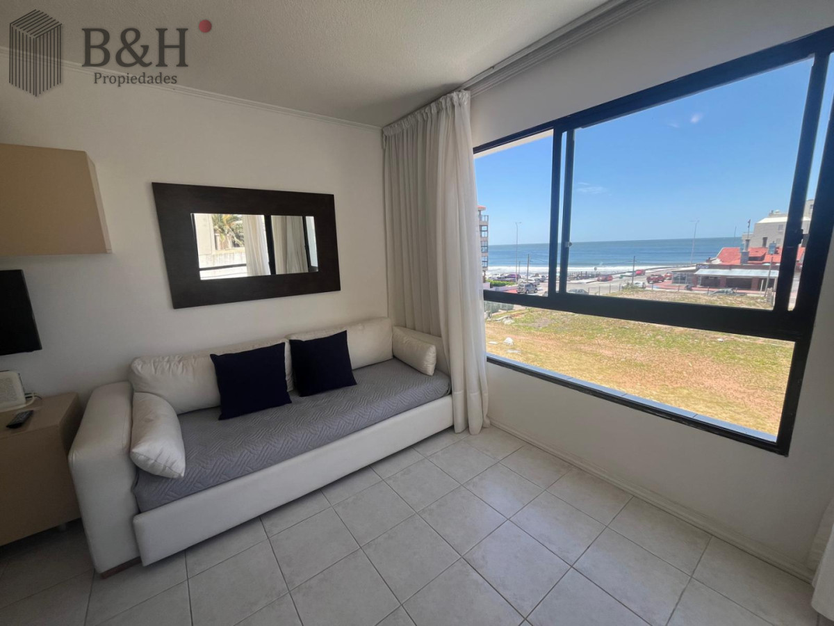Apartamento ID.7490 - Excelente departamento en venta en La Pensinula de Punta del Este, a 50mts del mar.