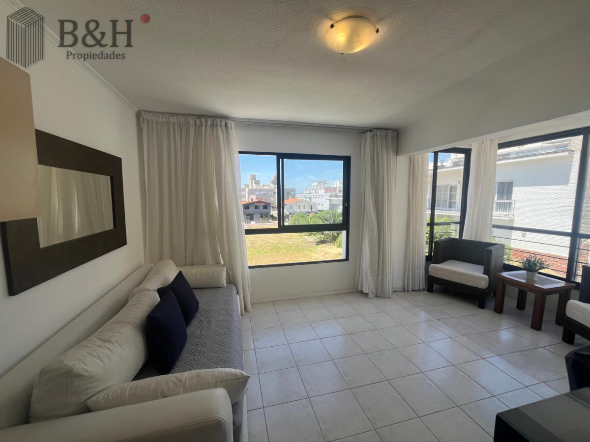 Apartamento ID.7490 - Excelente departamento en venta en La Pensinula de Punta del Este, a 50mts del mar.