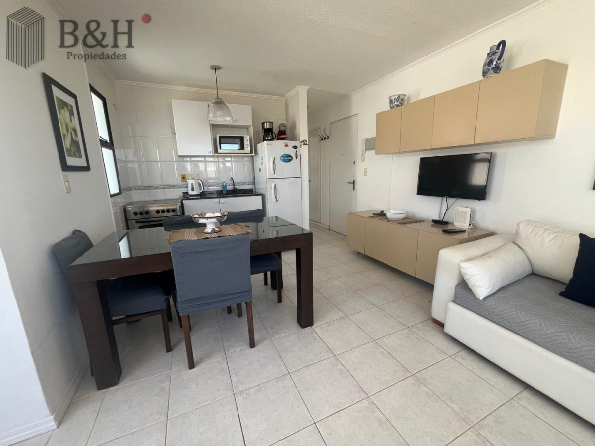 Apartamento ID.7490 - Excelente departamento en venta en La Pensinula de Punta del Este, a 50mts del mar.