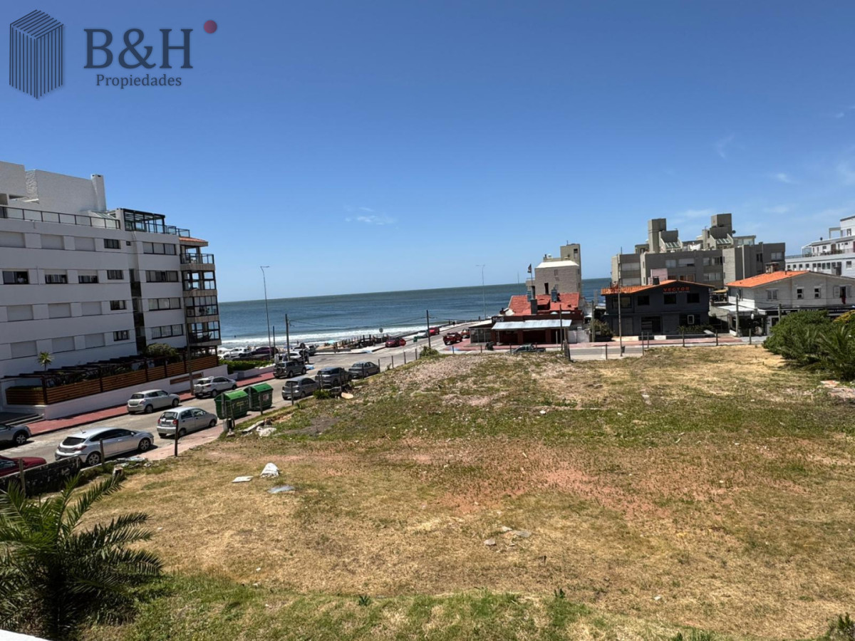Apartamento ID.7490 - Excelente departamento en venta en La Pensinula de Punta del Este, a 50mts del mar.