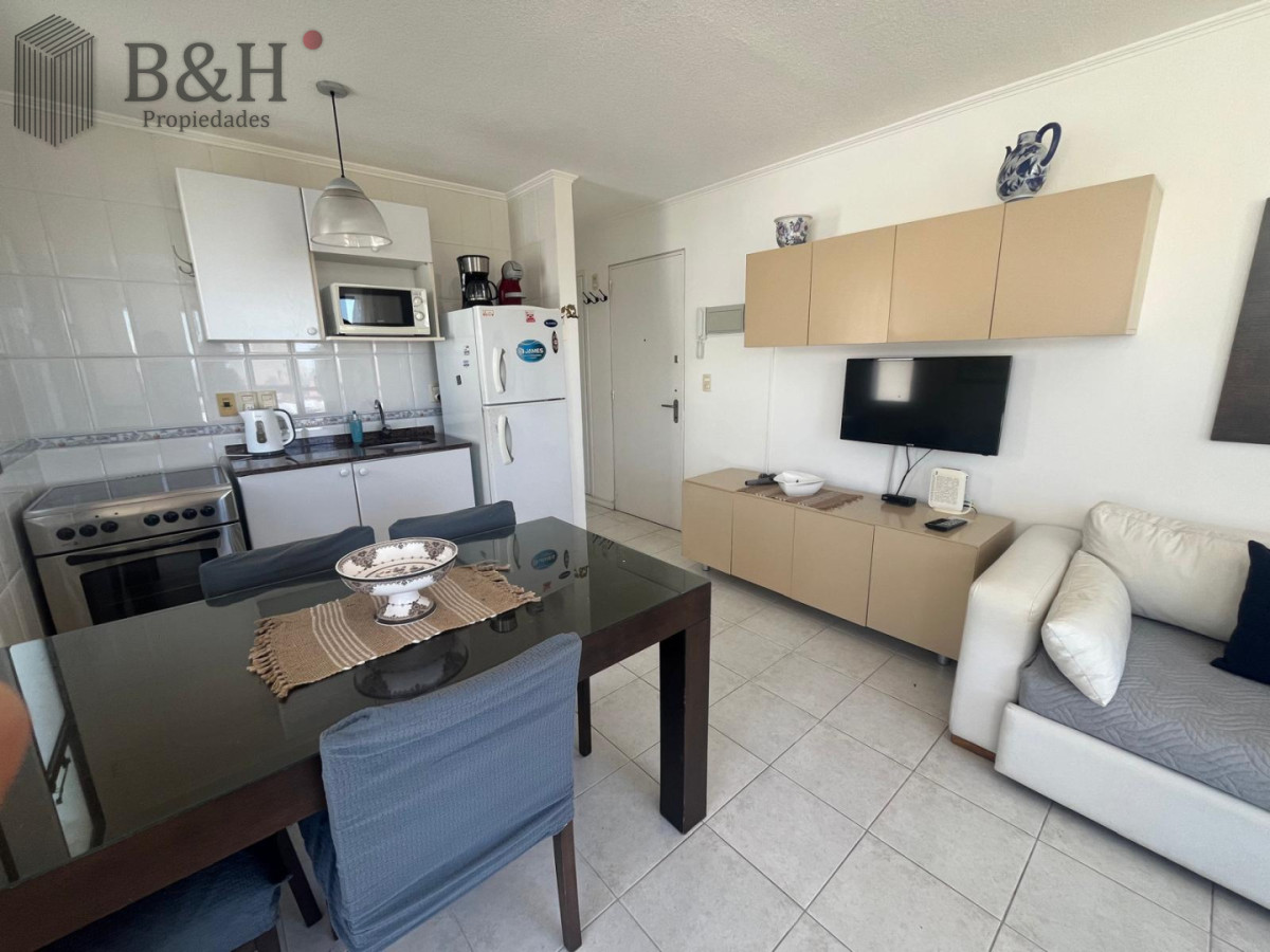 Apartamento ID.7490 - Excelente departamento en venta en La Pensinula de Punta del Este, a 50mts del mar.