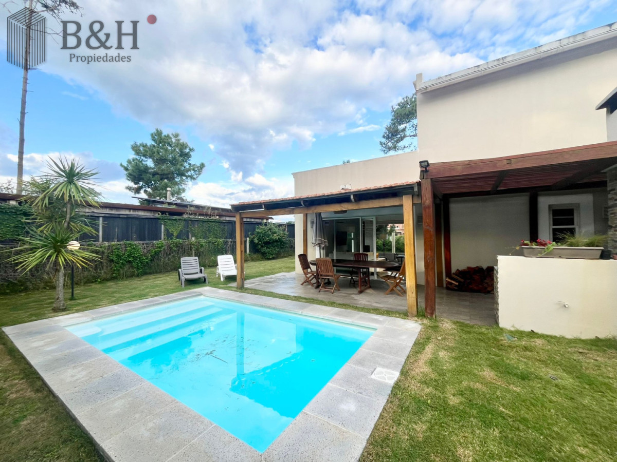 Casa ID.7403 - Excelente casa en Montoya, en alquiler de temporada a una cuadra del mar.