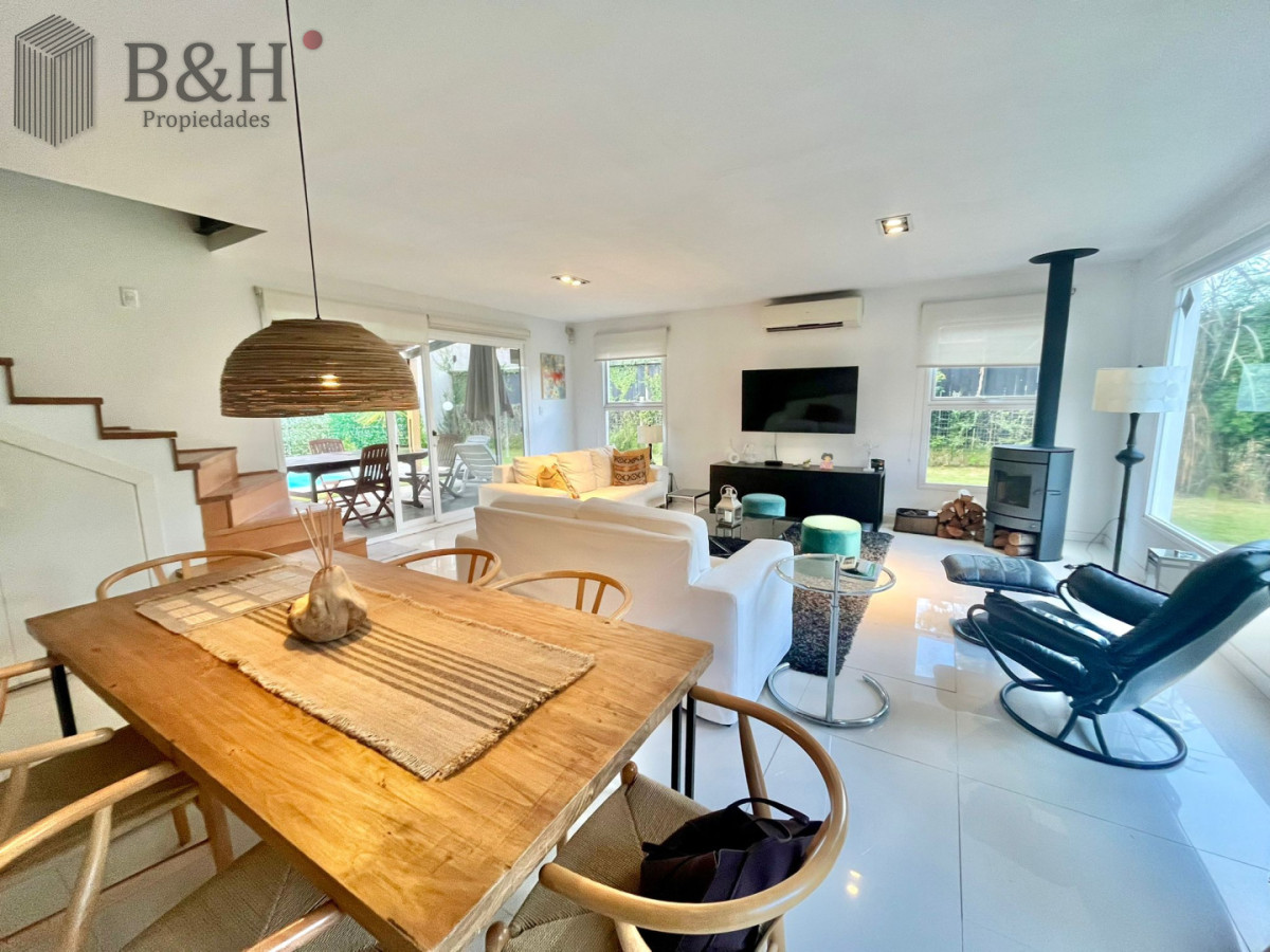 Casa ID.7403 - Excelente casa en Montoya, en alquiler de temporada a una cuadra del mar.