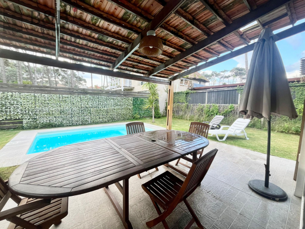 Casa ID.7403 - Excelente casa en Montoya, en alquiler de temporada a una cuadra del mar.