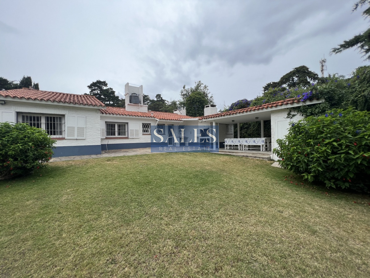 Casa ID.827 - Casa en Venta de 4 dormitorios en el Golf, Punta del Este!