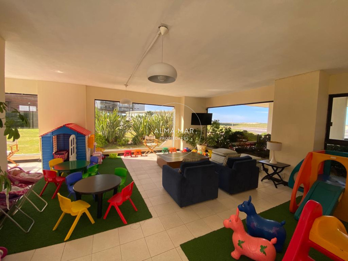 Apartamento ID.1100 - Apto en Venta Tres dormitorios y tres baños en primera linea de Playa Brava. 