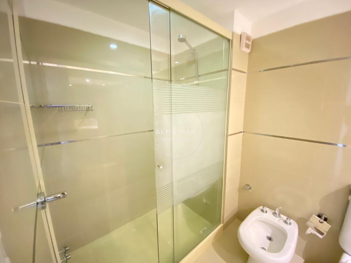 Apartamento ID.1100 - Apto en Venta Tres dormitorios y tres baños en primera linea de Playa Brava. 