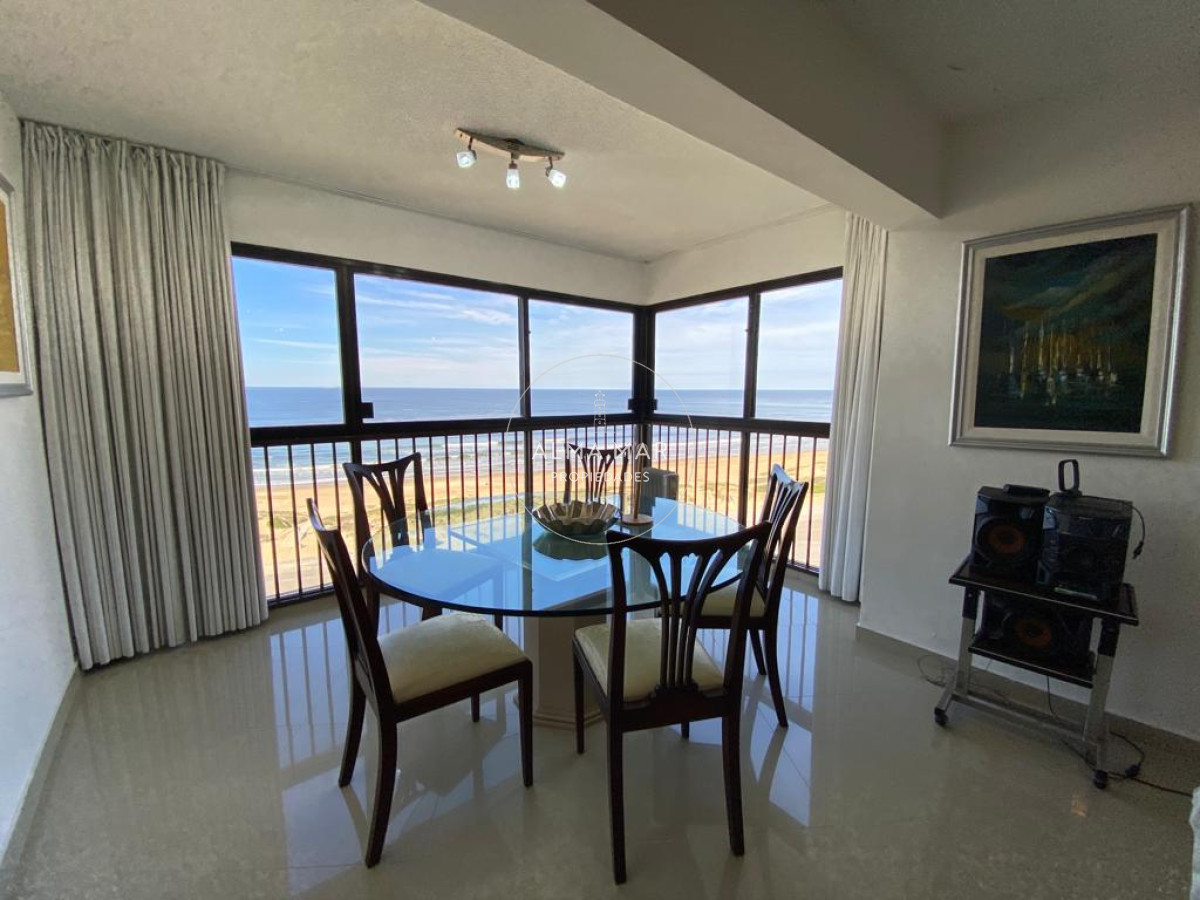 Apartamento ID.1100 - Apto en Venta Tres dormitorios y tres baños en primera linea de Playa Brava. 