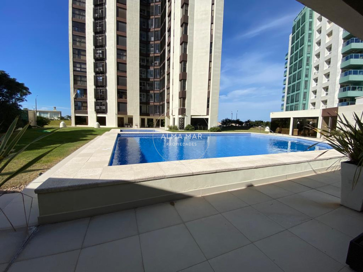 Apartamento ID.1100 - Apto en Venta Tres dormitorios y tres baños en primera linea de Playa Brava. 