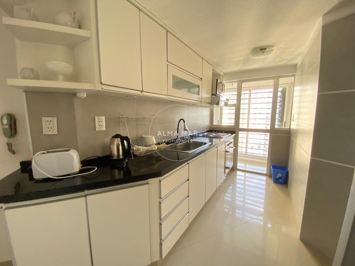 Apartamento ID.1100 - Apto en Venta Tres dormitorios y tres baños en primera linea de Playa Brava. 