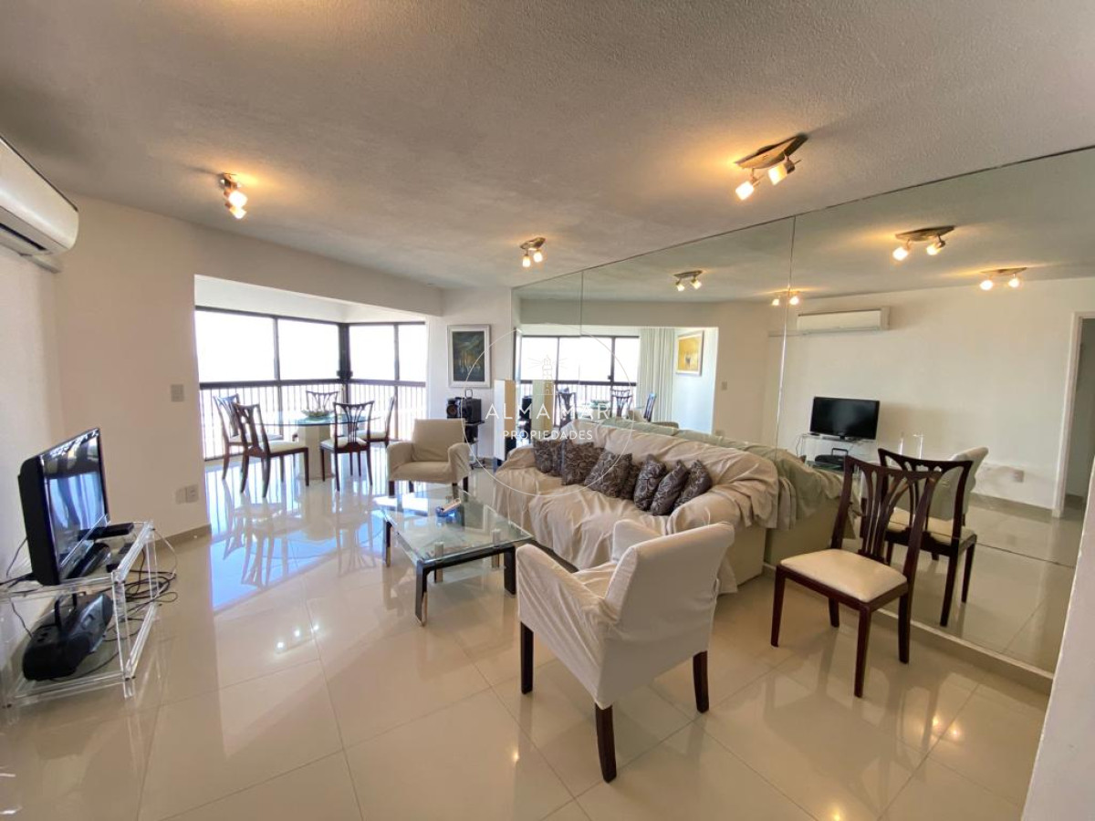 Apartamento ID.1100 - Apto en Venta Tres dormitorios y tres baños en primera linea de Playa Brava. 