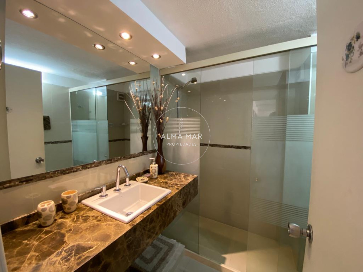 Apartamento ID.1100 - Apto en Venta Tres dormitorios y tres baños en primera linea de Playa Brava. 