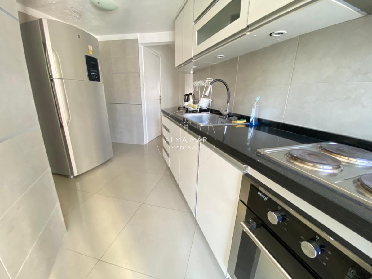 Apartamento ID.1100 - Apto en Venta Tres dormitorios y tres baños en primera linea de Playa Brava. 