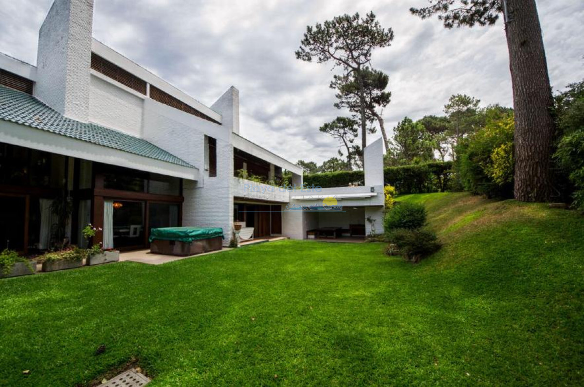 ESPECTACULAR CASA PUNTA DEL ESTE - Inmobiliaria Playa del Este