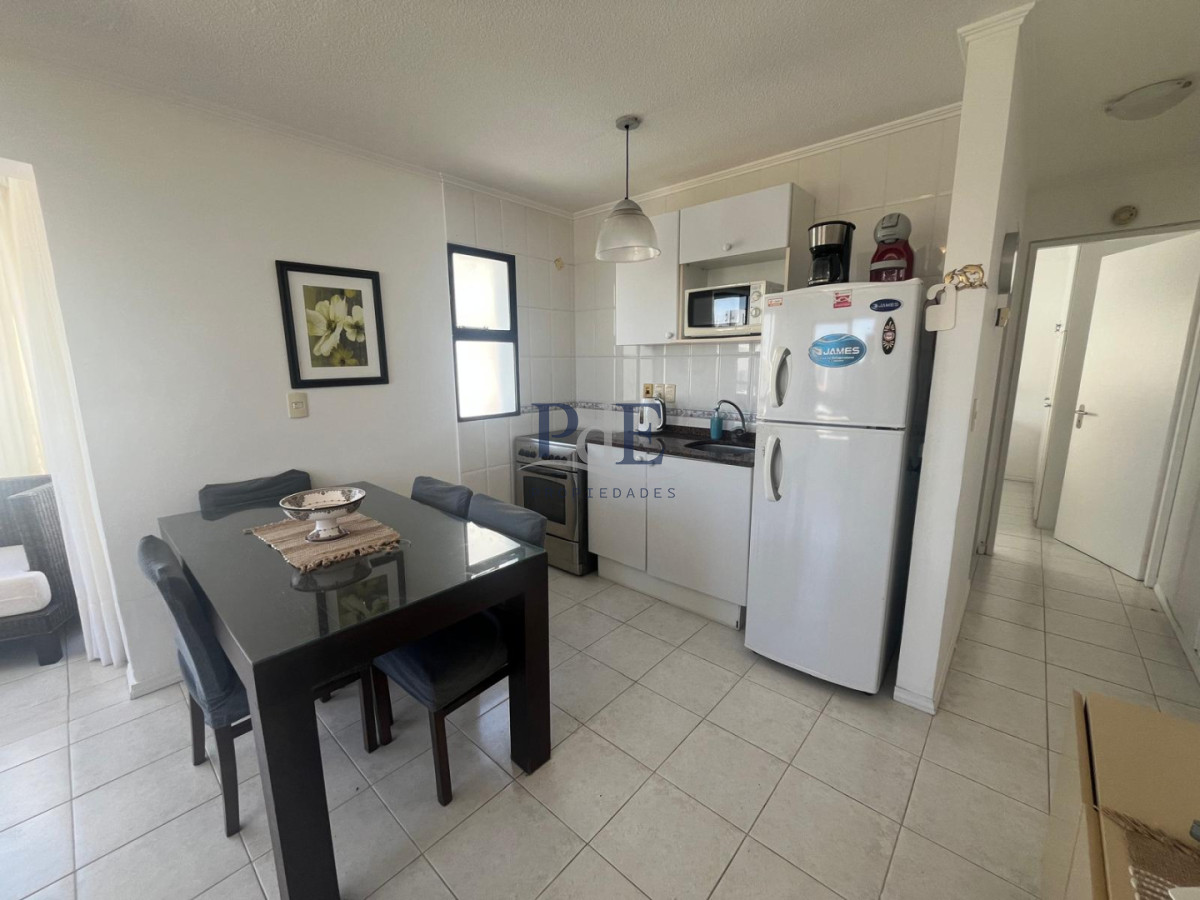 Excelente apartamento en venta en La Península de Punta del Este, a 50mts del mar. - Imagen 4