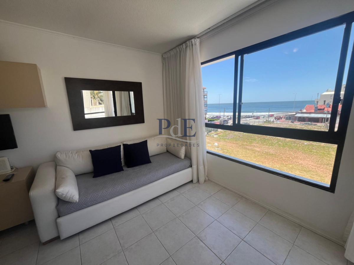 Excelente apartamento en venta en La Península de Punta del Este, a 50mts del mar. - Imagen 2