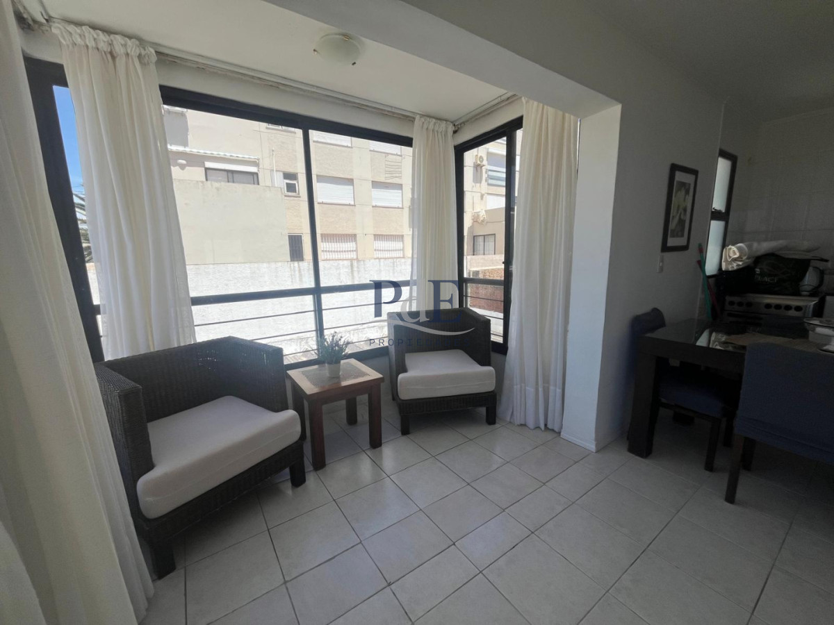 Excelente apartamento en venta en La Península de Punta del Este, a 50mts del mar. - Imagen 3