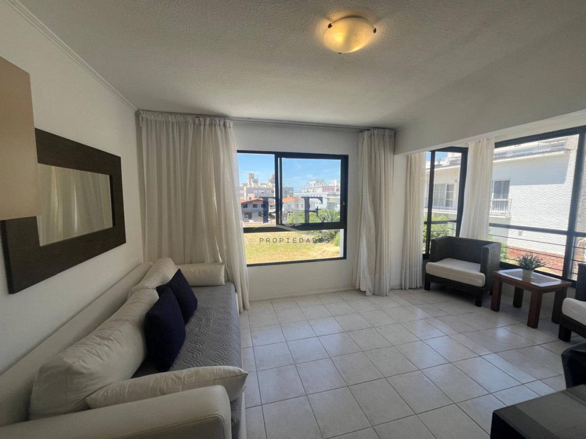 Excelente apartamento en venta en La Península de Punta del Este, a 50mts del mar. - Imagen 1
