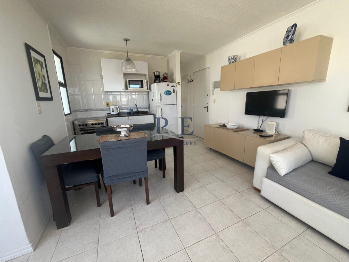 Excelente apartamento en venta en La Península de Punta del Este, a 50mts del mar. - Imagen 7