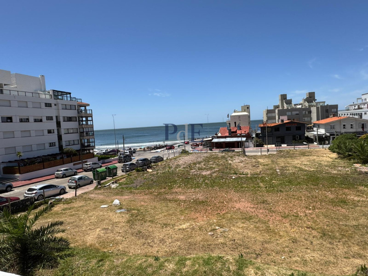 Excelente apartamento en venta en La Península de Punta del Este, a 50mts del mar. - Imagen 17