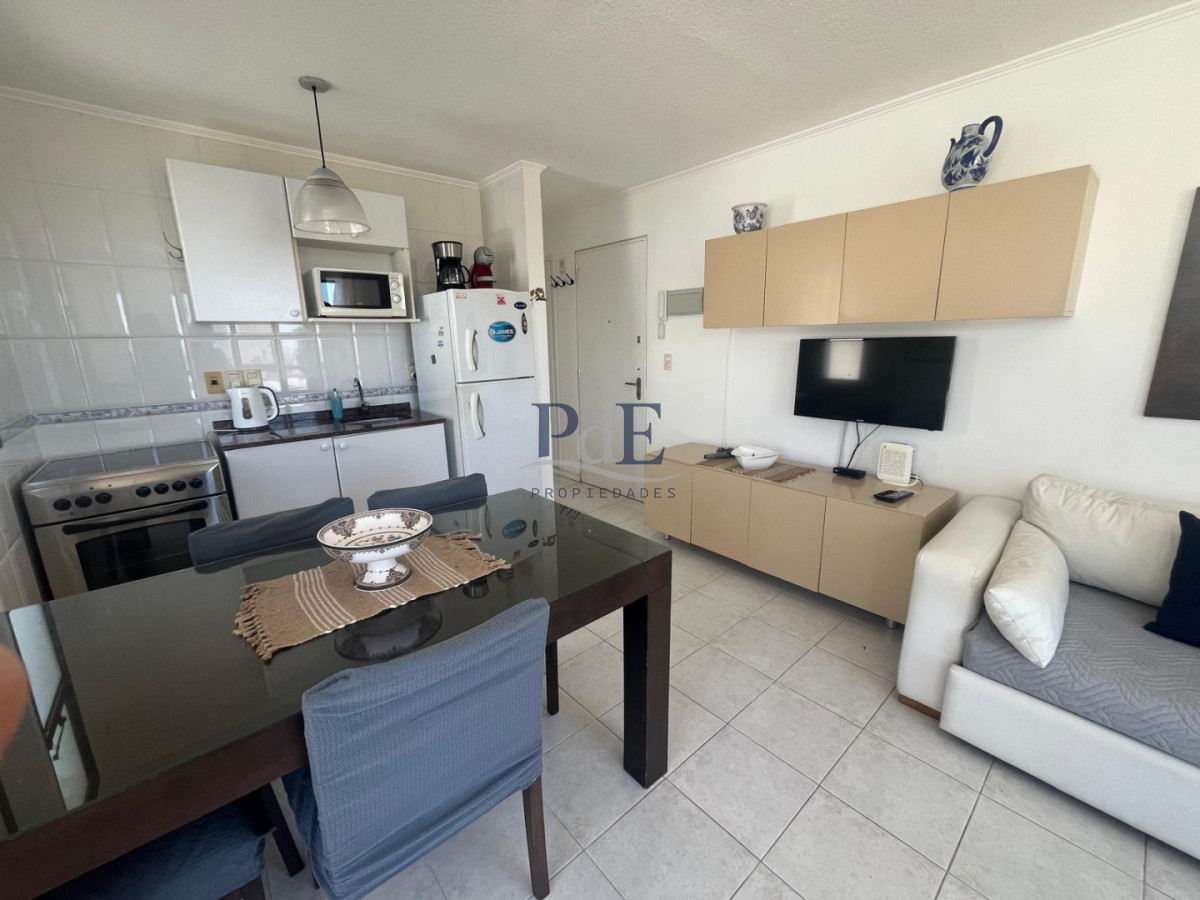 Excelente apartamento en venta en La Península de Punta del Este, a 50mts del mar. - Imagen 8