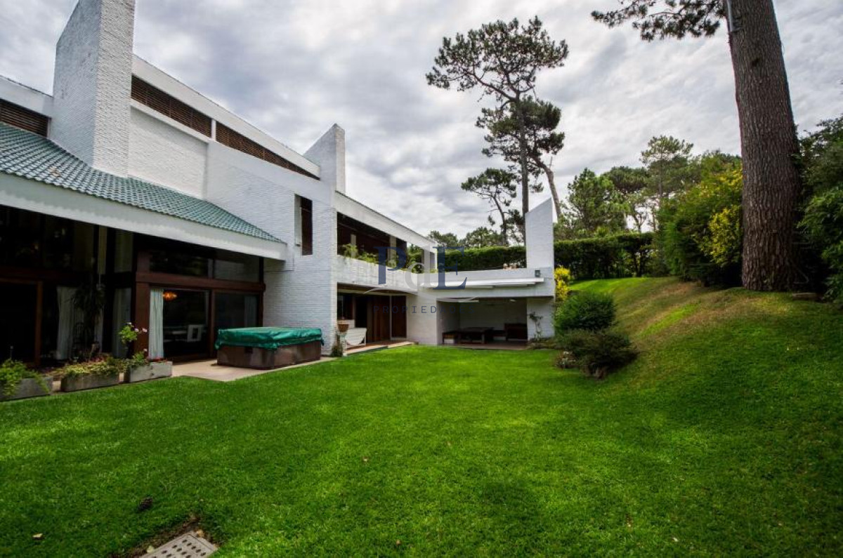 Espectacular residencia, en Playa Mansa. Punta del Este.