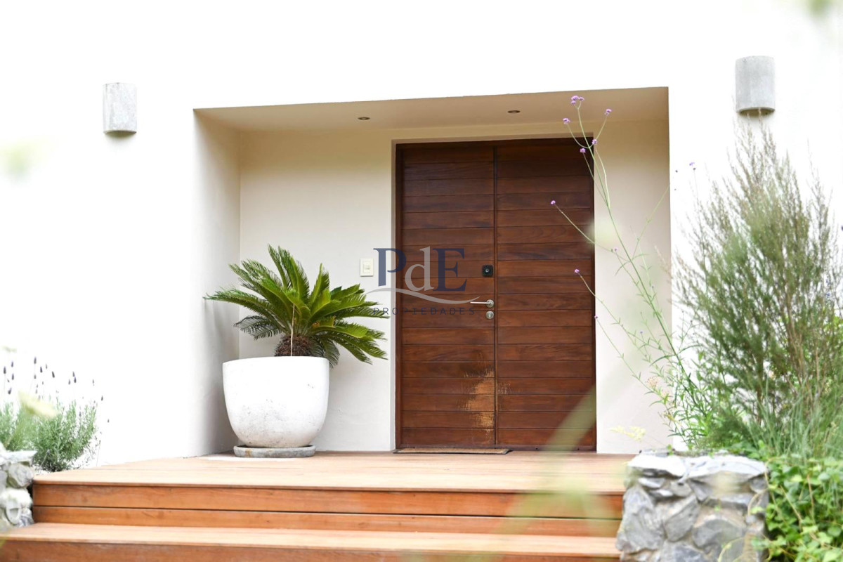 Casa 4 dorm y 4 baños, muy bien equipada. Espacio de eventos.