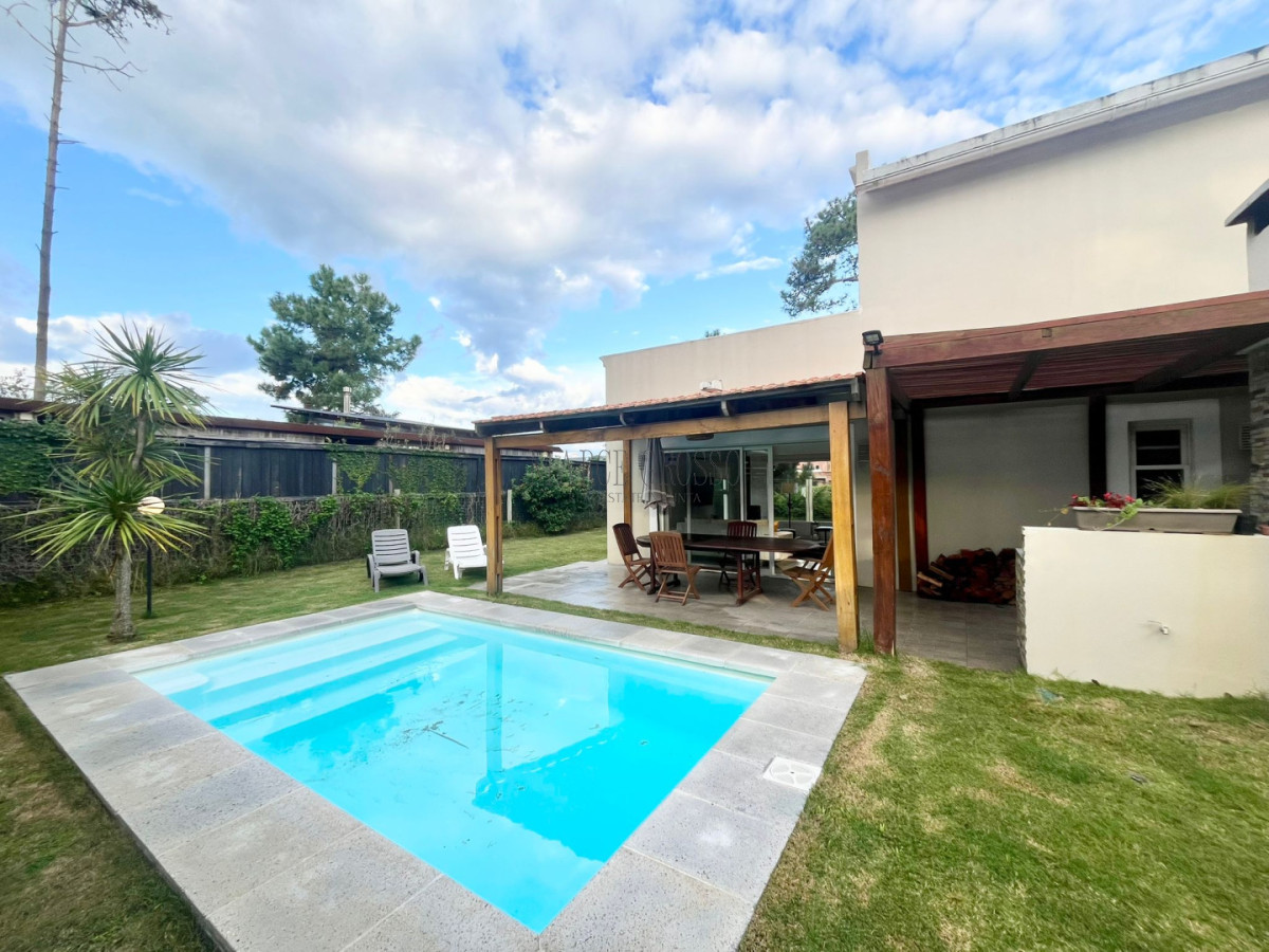 Casa ID.348 - Excelente casa en Montoya, en alquiler de temporada a una cuadra del mar.