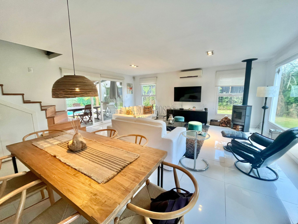 Casa ID.348 - Excelente casa en Montoya, en alquiler de temporada a una cuadra del mar.