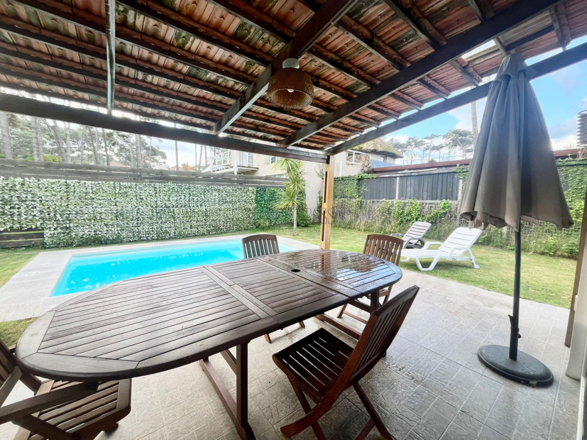 Casa ID.348 - Excelente casa en Montoya, en alquiler de temporada a una cuadra del mar.