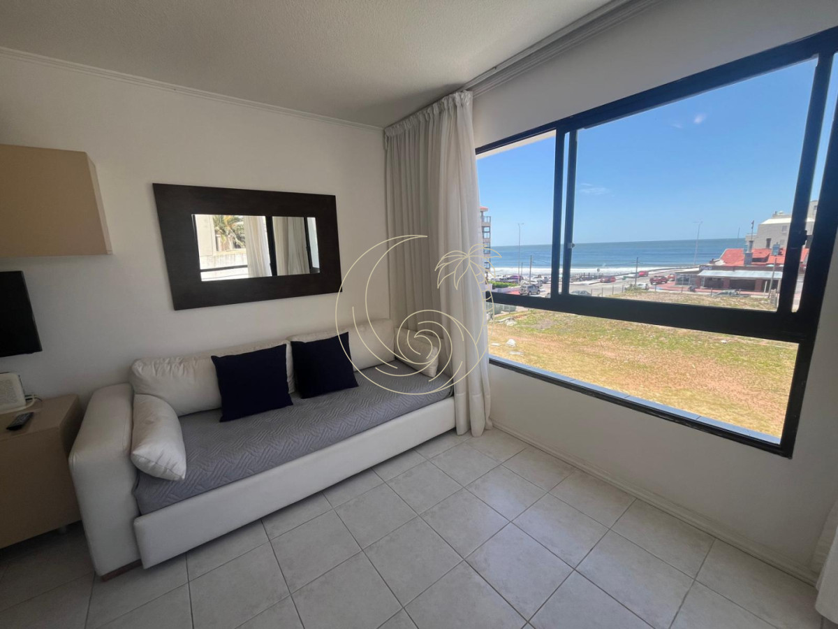 Apartamento ID.21093187 - Excelente departamento en venta en La Pensinula de Punta del Este, a 50mts del mar.