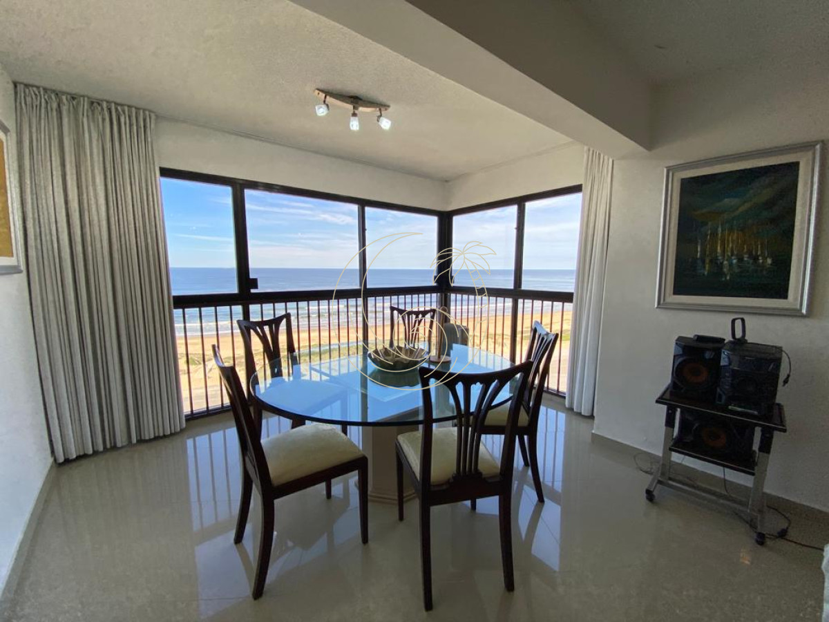 Apartamento ID.21092459 - Apto en Venta Tres dormitorios y tres baños en primera linea de Playa Brava. 