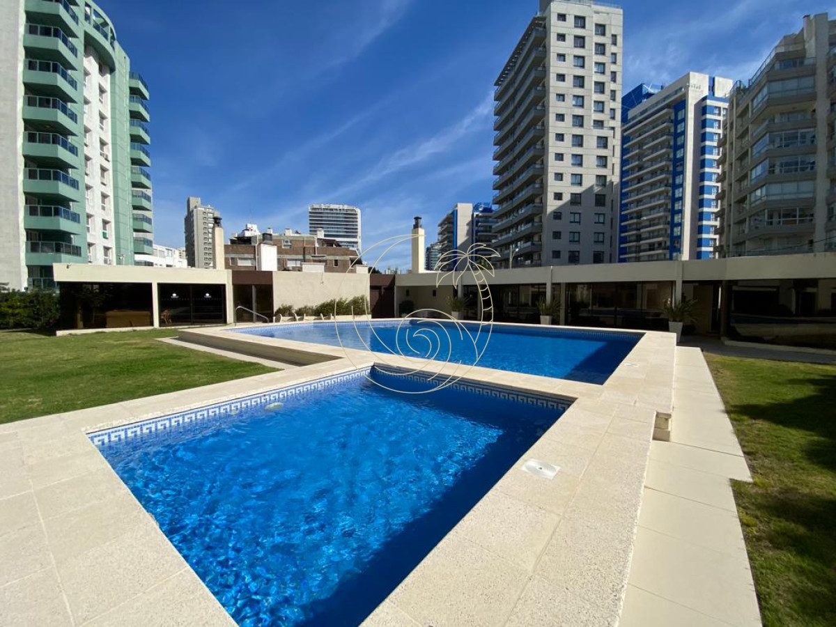 Apartamento ID.21092459 - Apto en Venta Tres dormitorios y tres baños en primera linea de Playa Brava. 