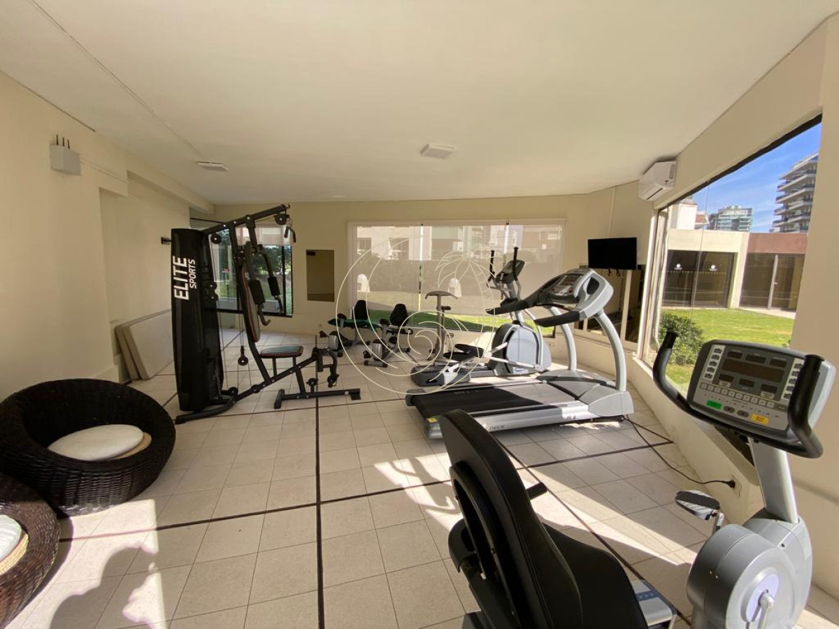 Apartamento ID.21092459 - Apto en Venta Tres dormitorios y tres baños en primera linea de Playa Brava. 