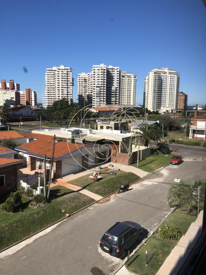 Apartamento ID.21090872 - Departamento en venta de 2 dormitorios en Punta del Este, primera linea de mar (contrafrente)