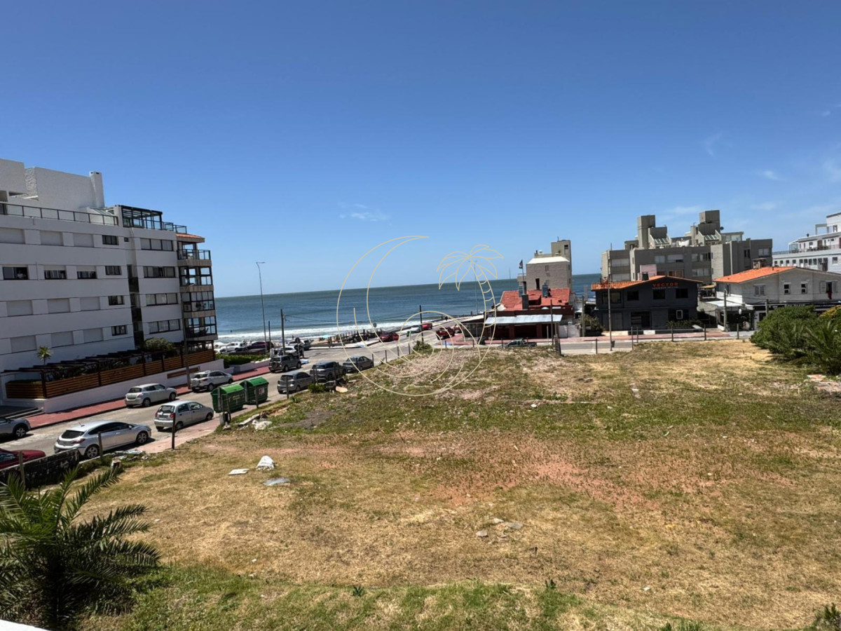 Apartamento ID.21093187 - Excelente departamento en venta en La Pensinula de Punta del Este, a 50mts del mar.