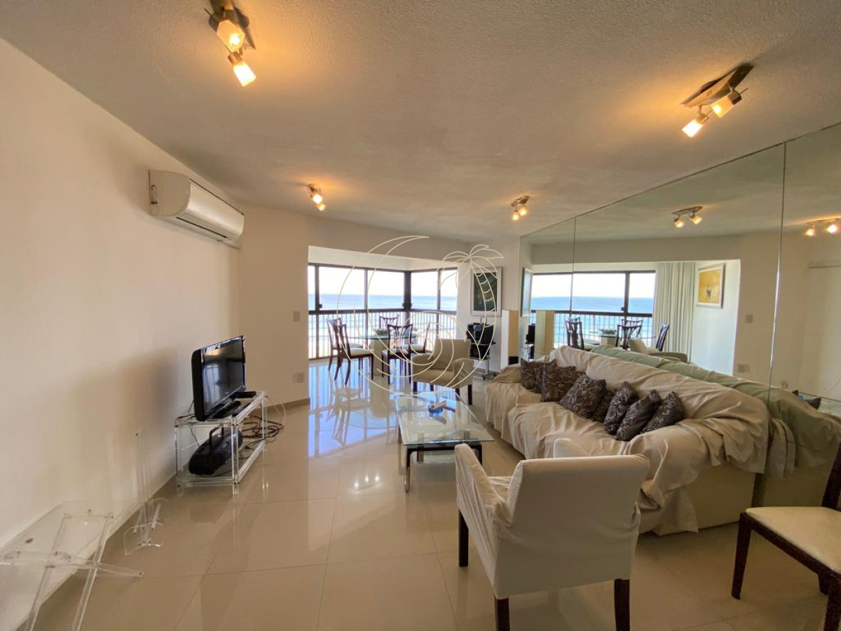 Apartamento ID.21092459 - Apto en Venta Tres dormitorios y tres baños en primera linea de Playa Brava. 