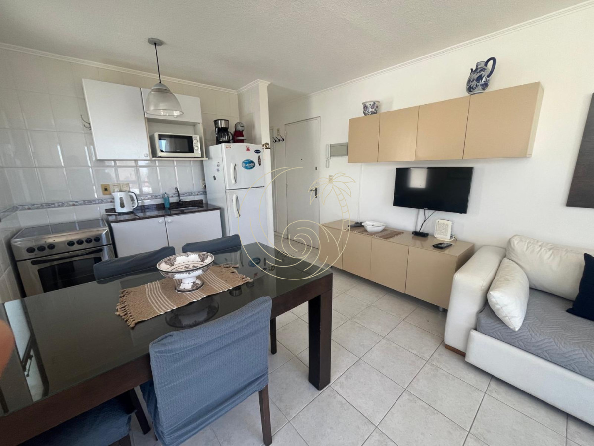 Apartamento ID.21093187 - Excelente departamento en venta en La Pensinula de Punta del Este, a 50mts del mar.