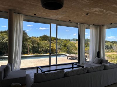 CASA EN LAGUNA ESCONDIDA CON VISTA AL CAMPO