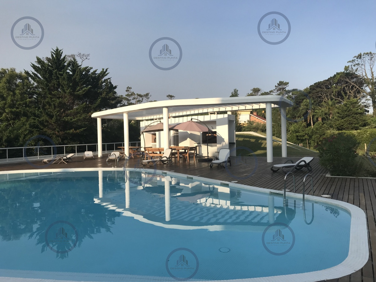 Apartamento tipo casita con parrillero propio en Alquiler Anual — fotografía 1