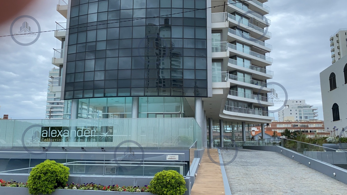 Hermoso Apartamento 2 dormitorios en playa Mansa Alquiler anual — fotografía 1