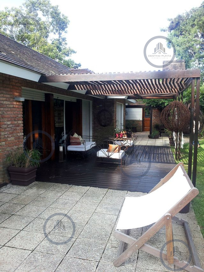 Casa de 3 dormitorios más dependencia en alquiler de temporada barrio Lugano, Punta del Este — fotografía 1