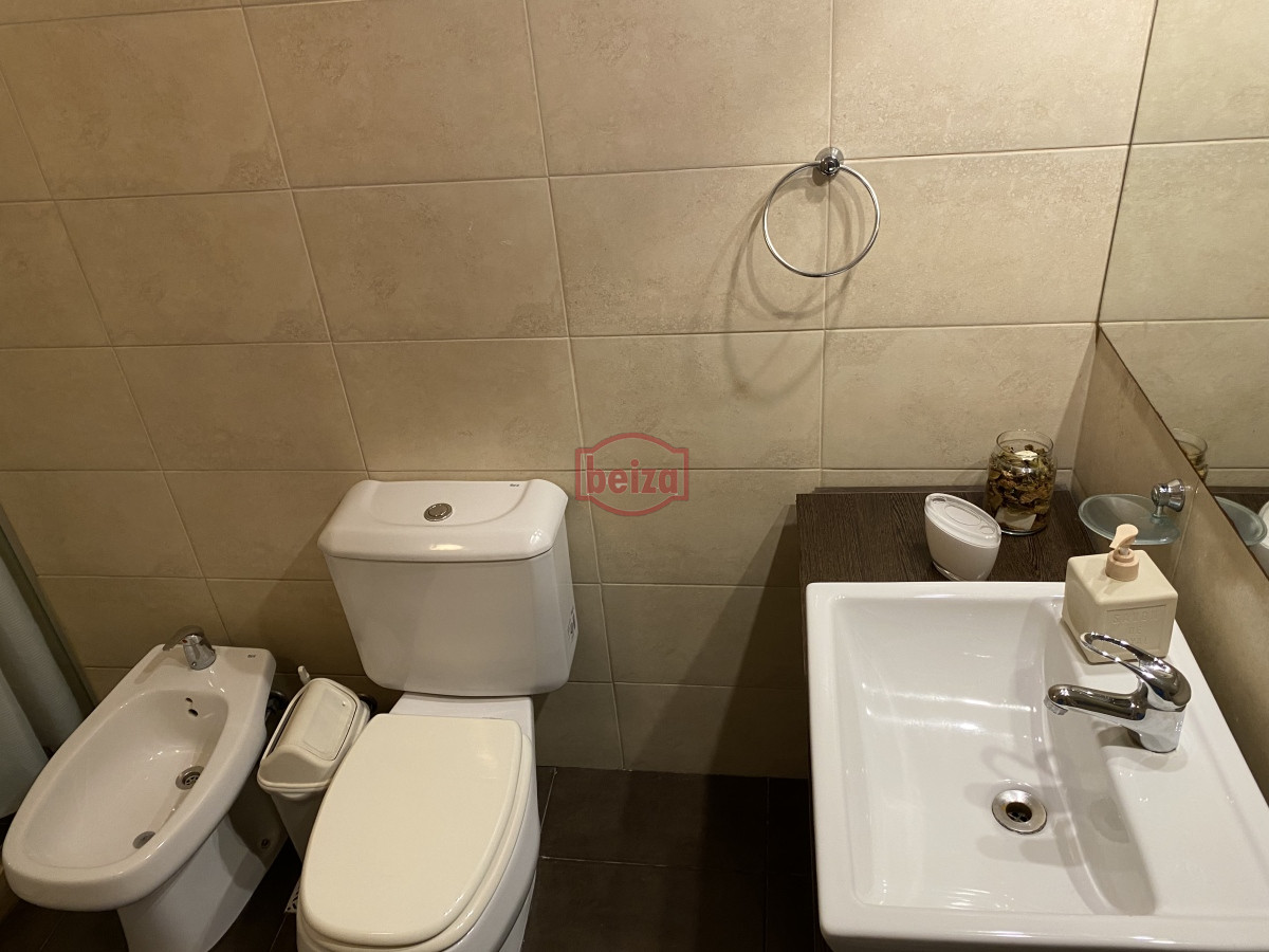 Apartamento ID.165977/Mansa,-apartamento-de-3-suites-más-dependencia - apartamento estilo casa a una cuadra del mar.