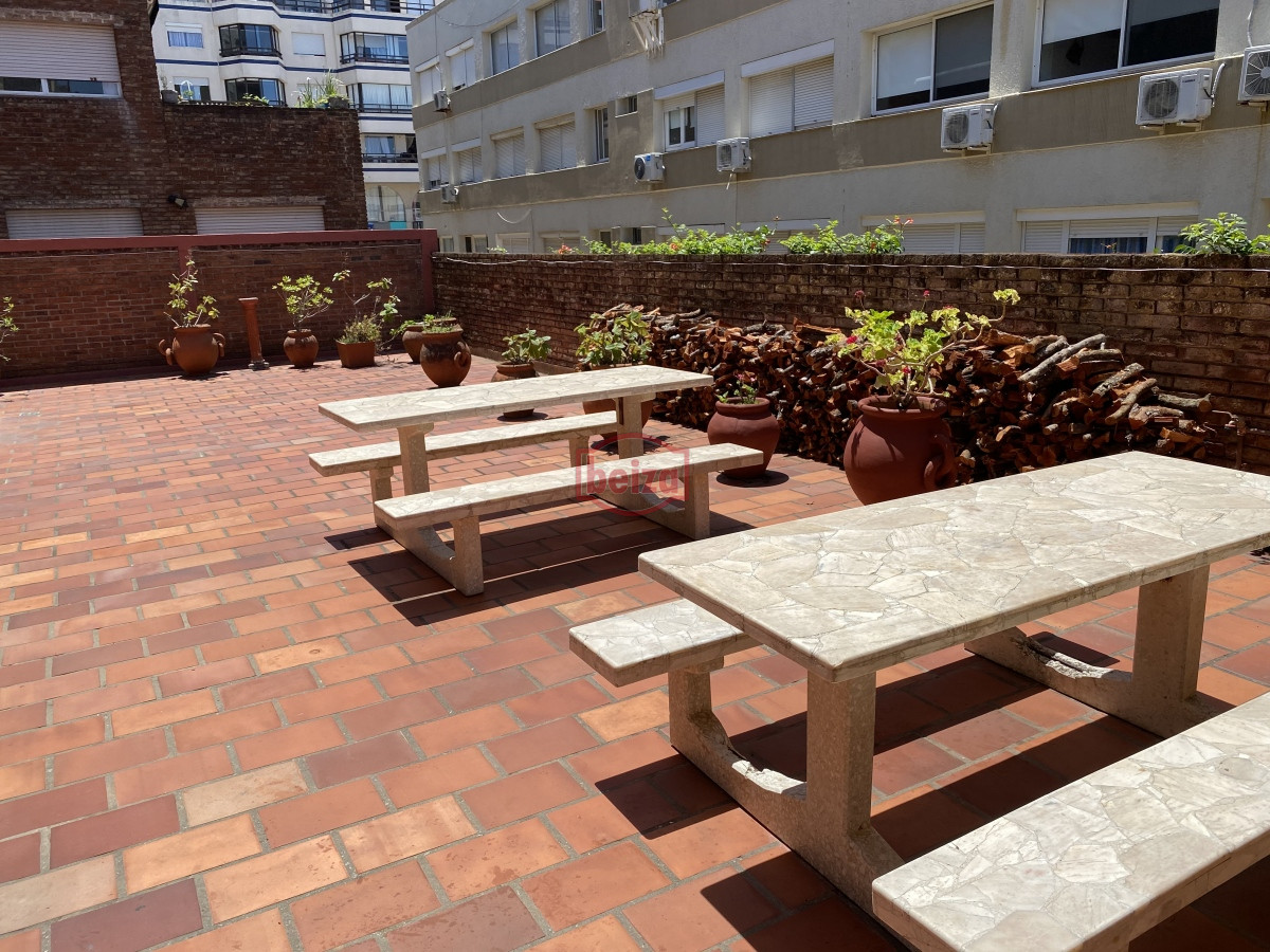 Apartamento ID.165977/Mansa,-apartamento-de-3-suites-más-dependencia - apartamento estilo casa a una cuadra del mar.