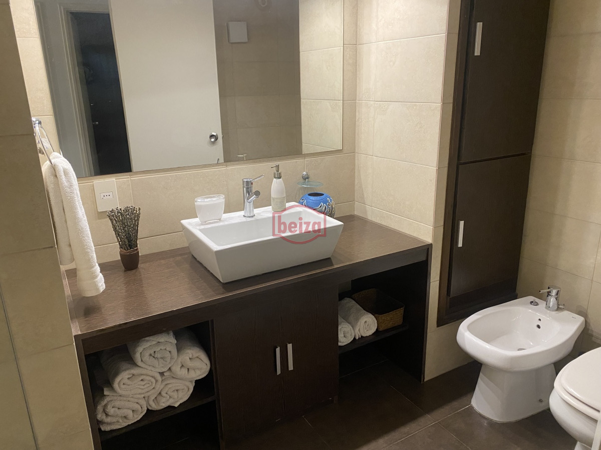 Apartamento ID.165977/Mansa,-apartamento-de-3-suites-más-dependencia - apartamento estilo casa a una cuadra del mar.