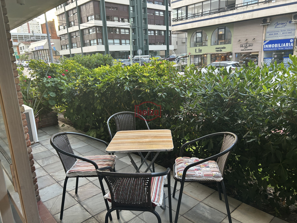 Apartamento ID.165977/Mansa,-apartamento-de-3-suites-más-dependencia - apartamento estilo casa a una cuadra del mar.