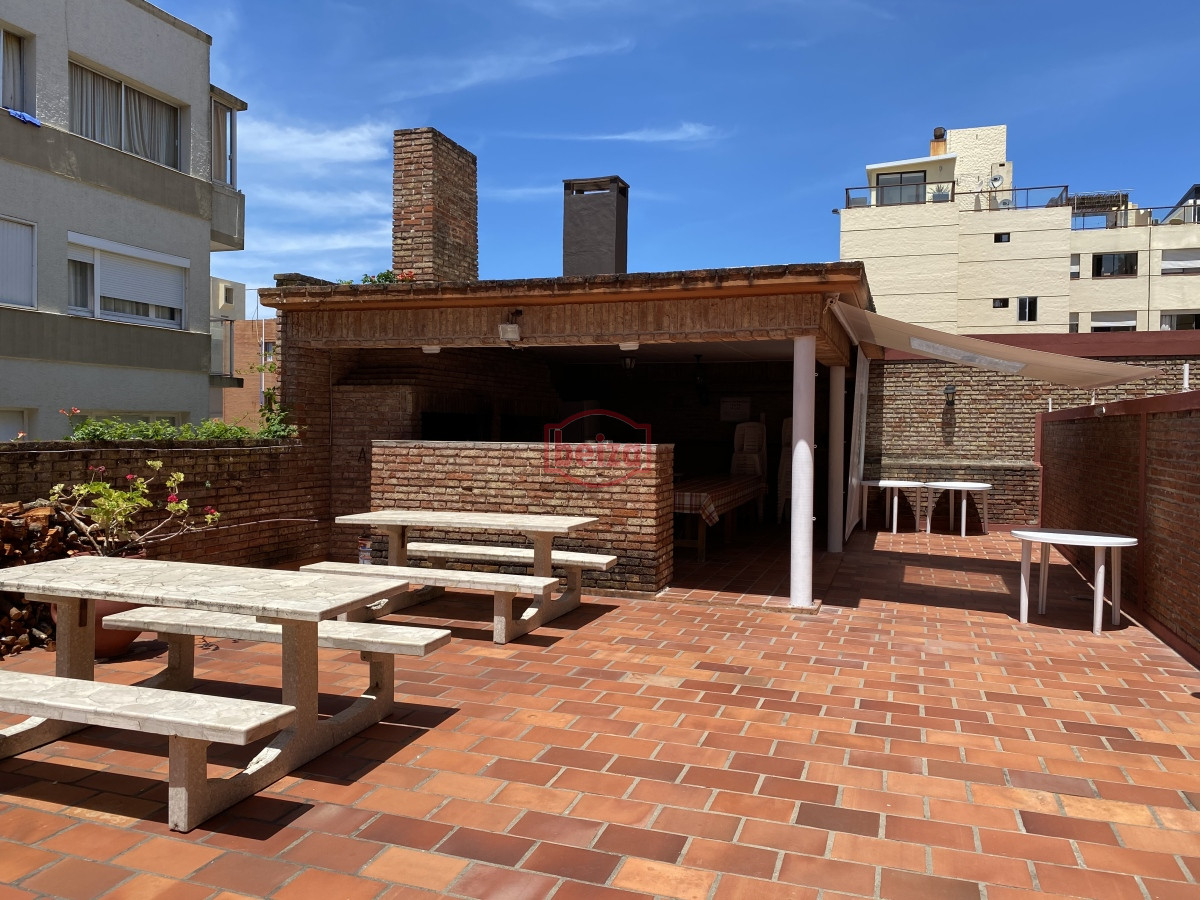 Apartamento ID.165977/Mansa,-apartamento-de-3-suites-más-dependencia - apartamento estilo casa a una cuadra del mar.