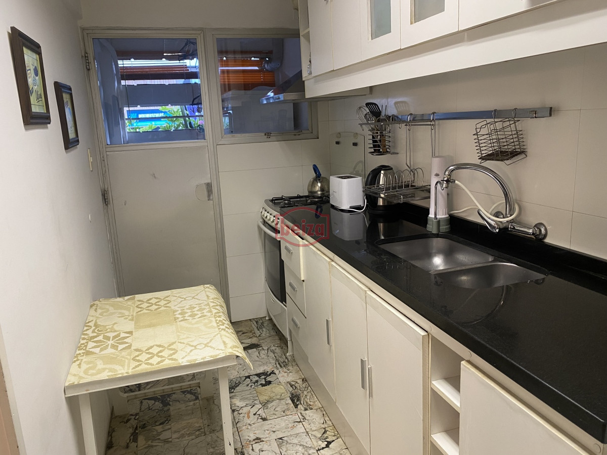 Apartamento ID.165977/Mansa,-apartamento-de-3-suites-más-dependencia - apartamento estilo casa a una cuadra del mar.